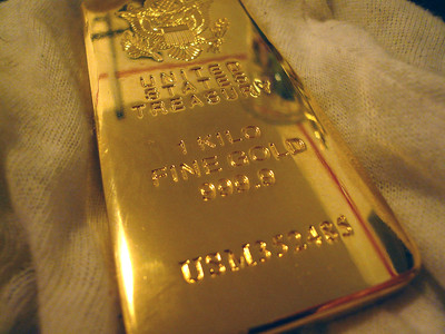 Foto de un lingote de oro con peso de un kilogramo