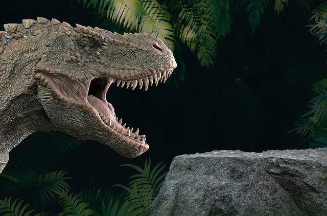 Imagen de un dinosaurio, con muchos dientes.
