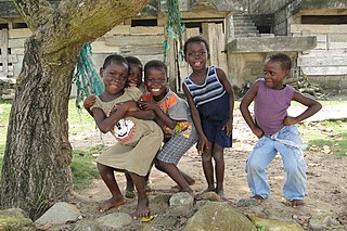 Cinco niñas de Gana, posando frente a la cámara, con expresiones de mucha felicidad