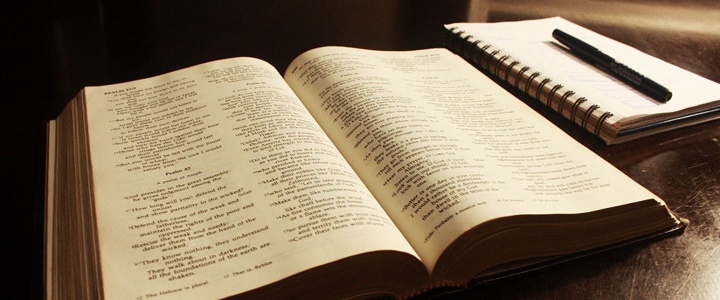 Biblia junta a cuaderno de estudio