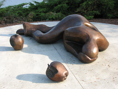 escultura de una persona, tirada en el piso, con las manos en la cara, en actitud de verguenza.